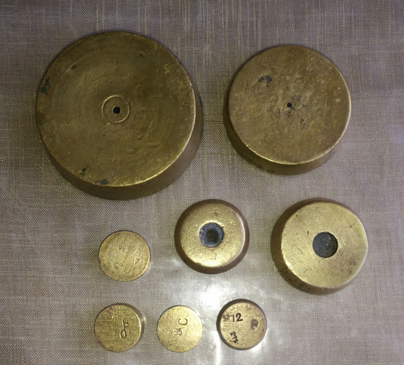 https://cdn.collectorbazar.com/products/8-pcs-vintage-antique-brass-weights-bhaat-baat-have-british-crown-impressions-weigh-measuring-28236-2.jpg